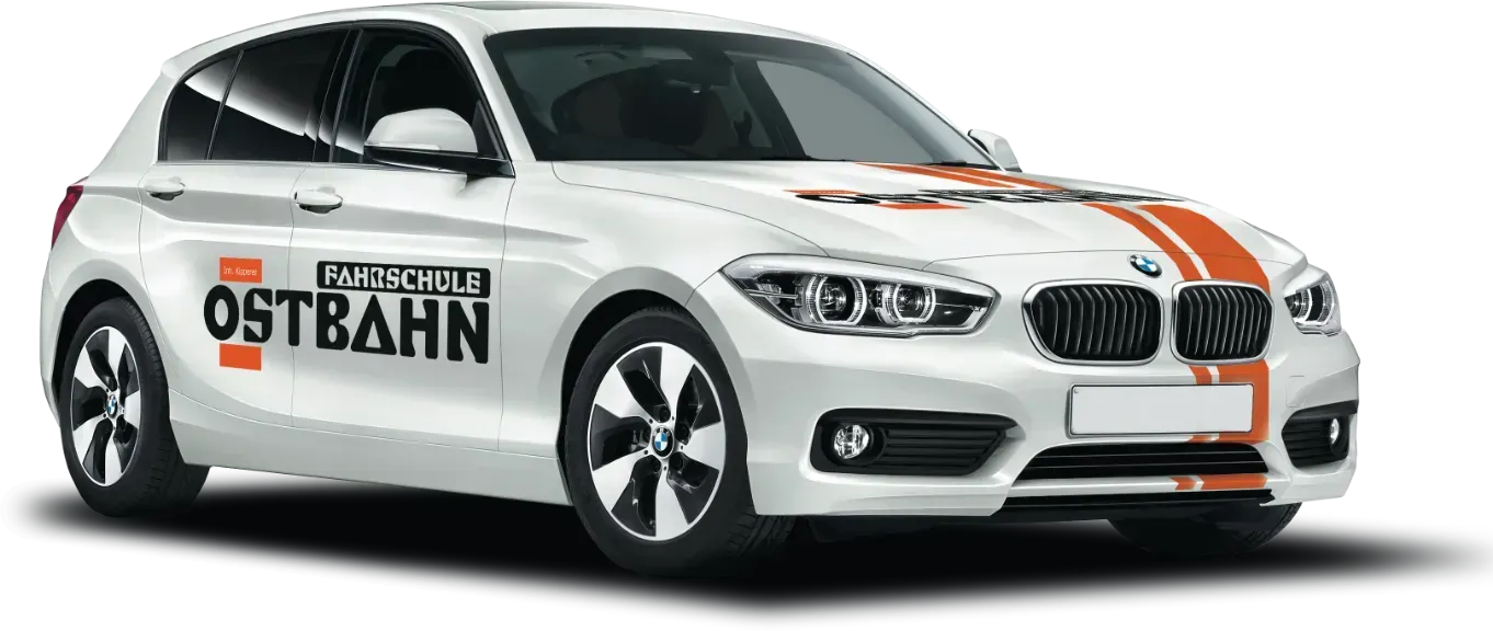 Weißes Fahrschulauto mit orangen Streifen